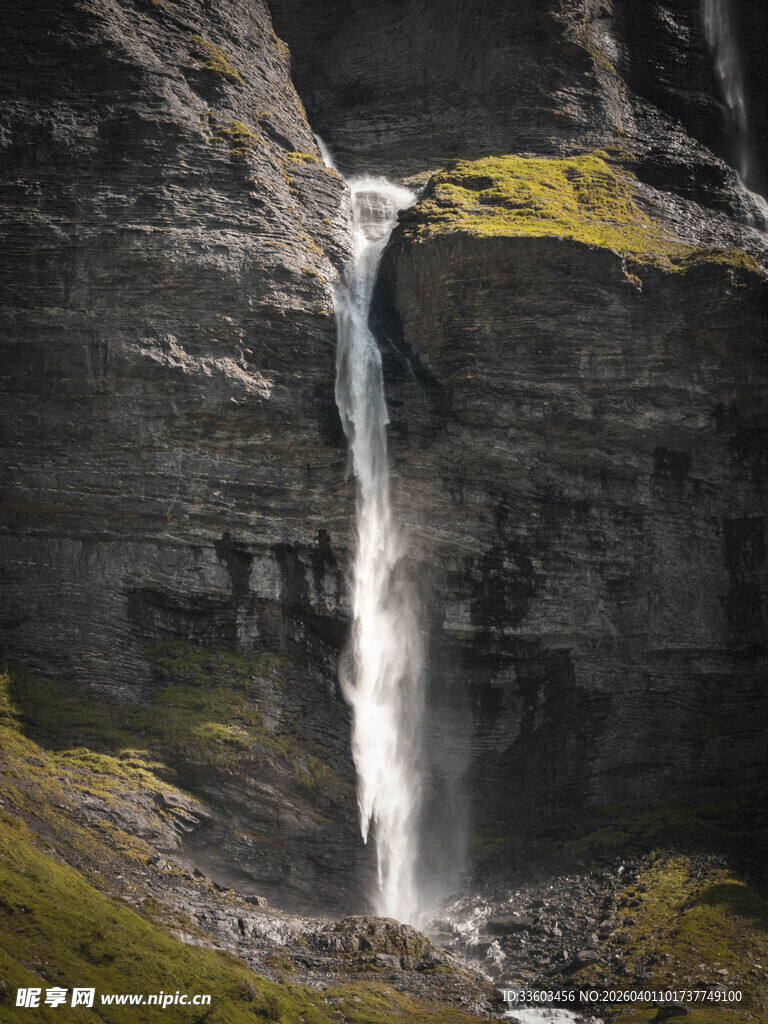 山间壮丽瀑布景观