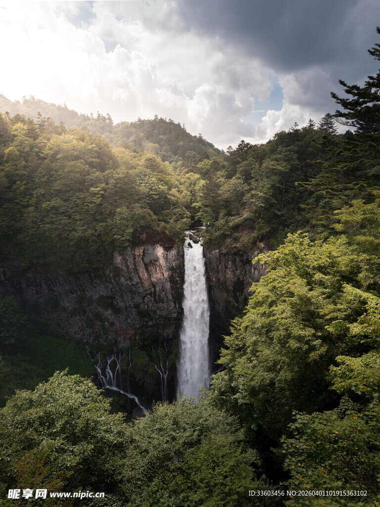 山间飞瀑映葱郁绿意