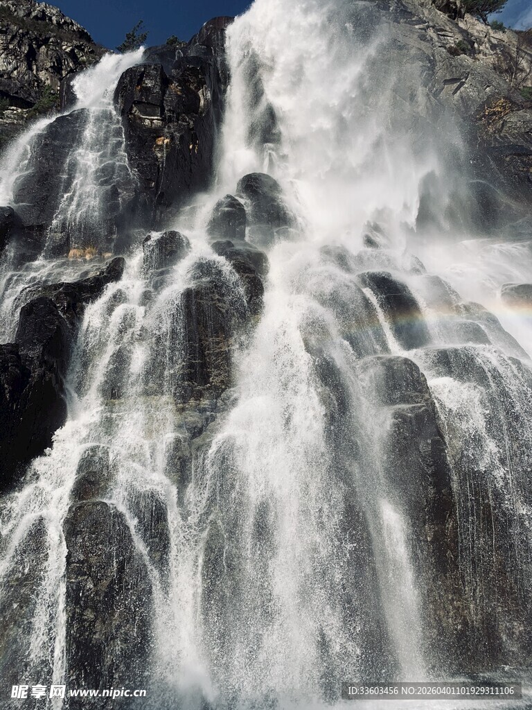 壮观瀑布水流倾泻而下