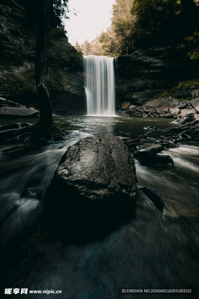 山间瀑布下的静谧溪流