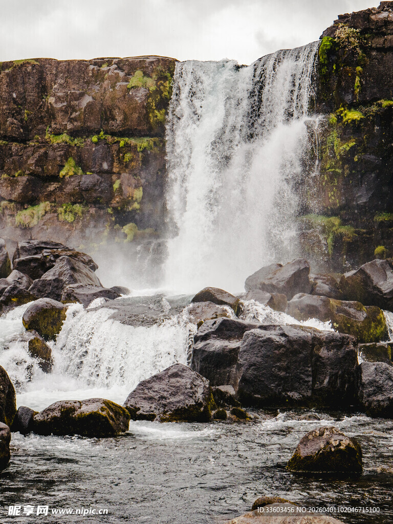 壮观瀑布下的嶙峋岩石