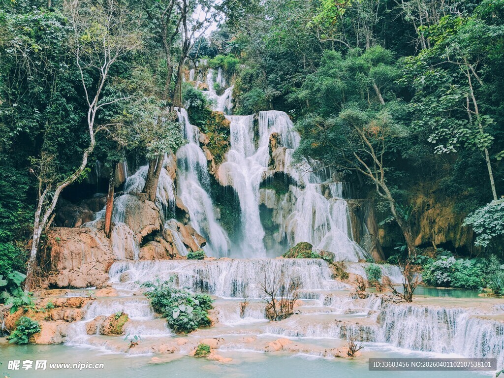 山间秀丽瀑布景观