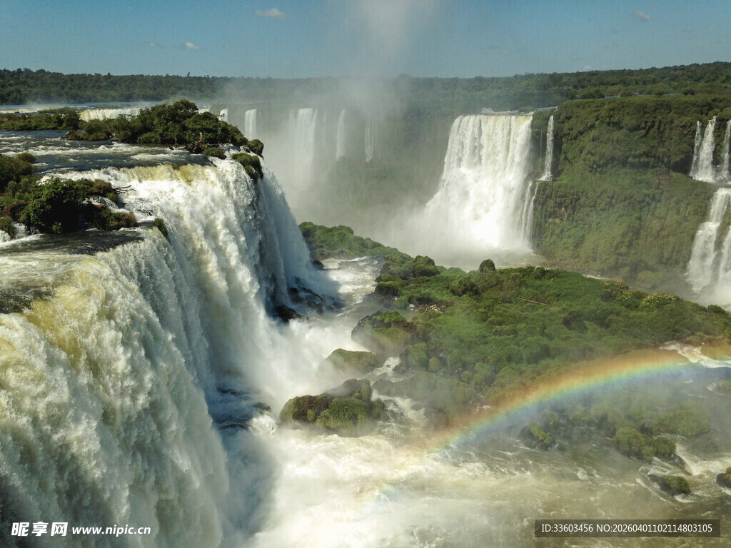 伊瓜苏瀑布上的绚丽彩虹