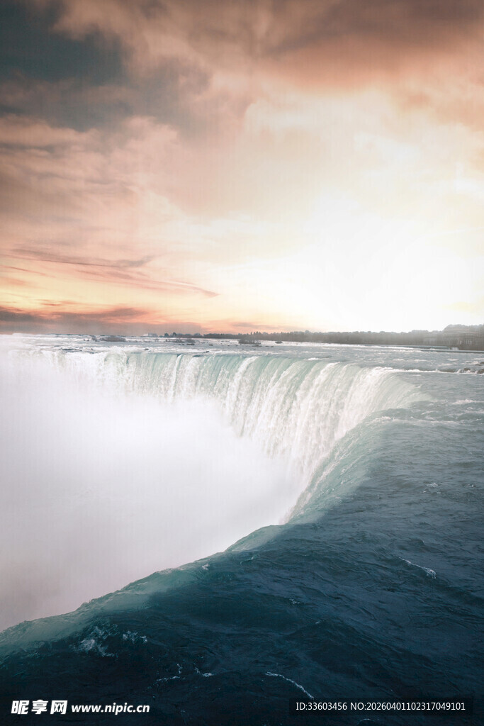 壮观的瀑布日落美景