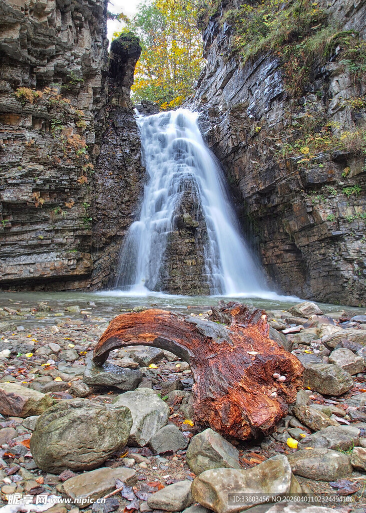 山间瀑布旁的红叶奇石
