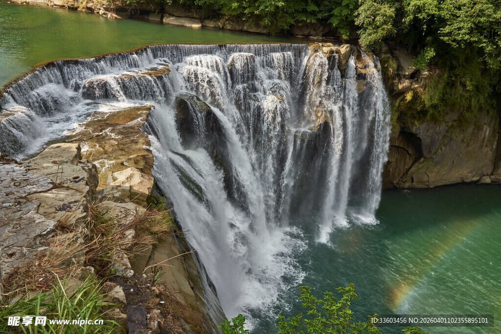 山间瀑布现彩虹美景