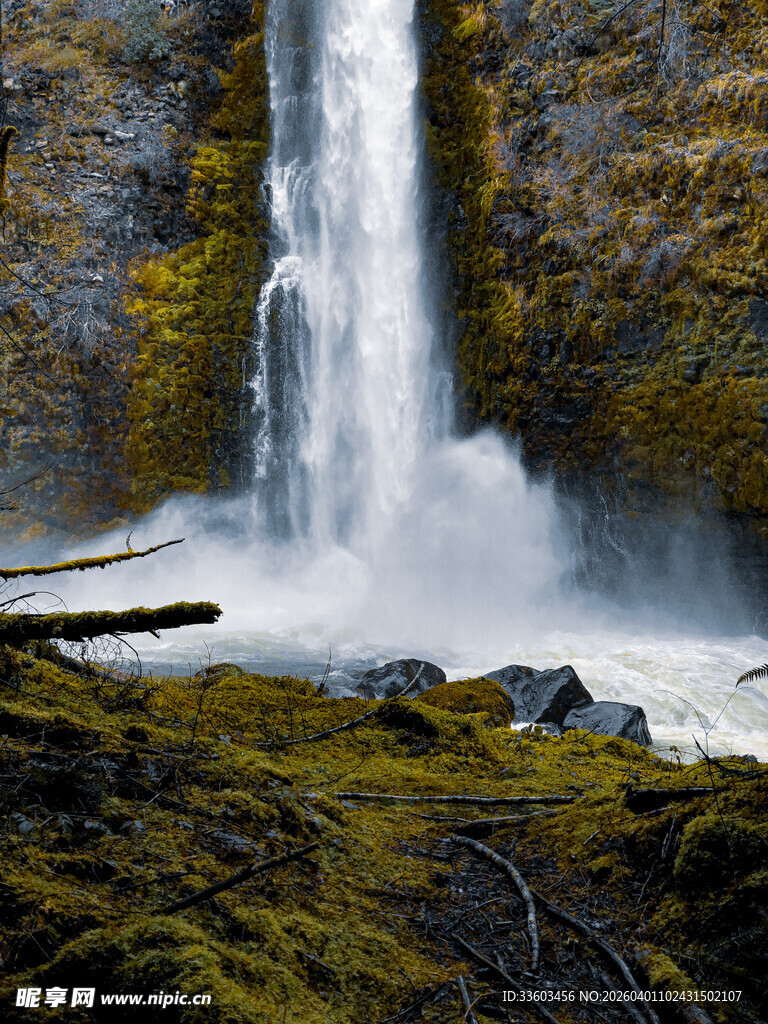 山间瀑布景观