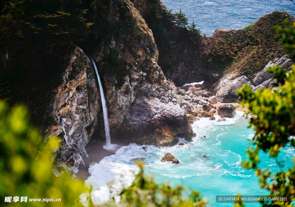 海岸瀑布与碧绿海水景观