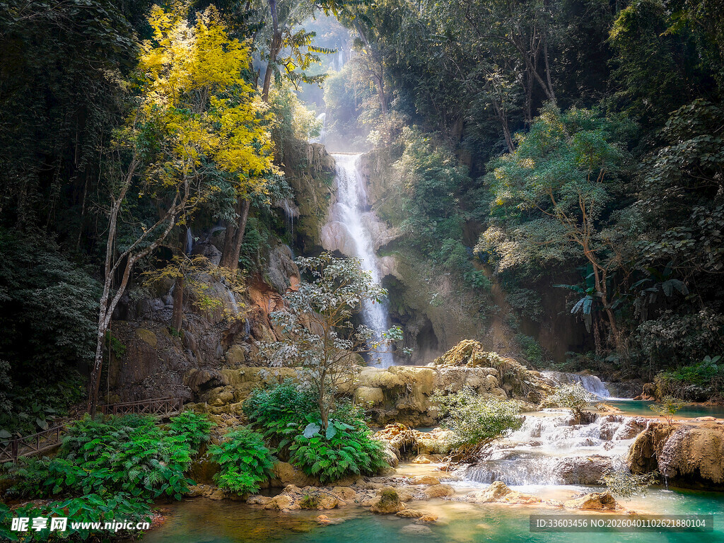 山林间的秀丽瀑布景观