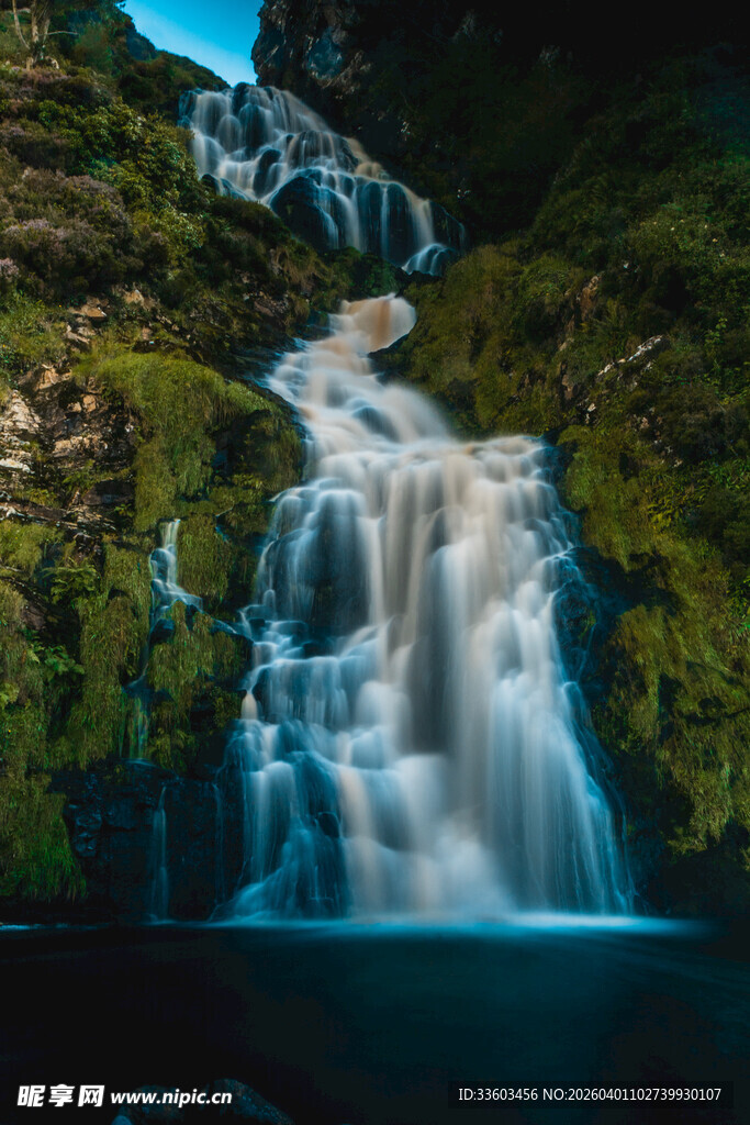 山间瀑布壮丽自然景观