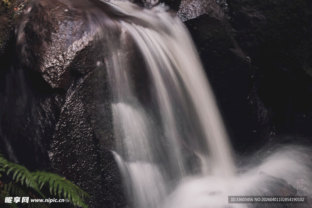 山间瀑布潺潺流水之景