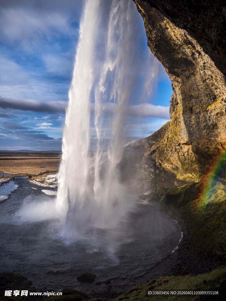 瀑布下的美丽彩虹景观