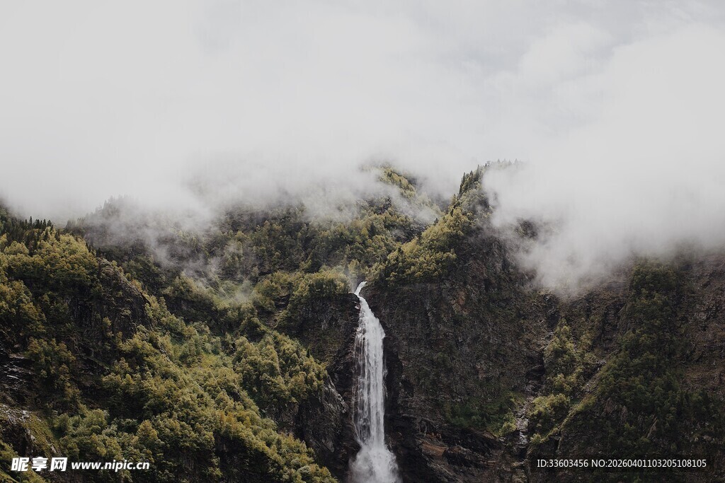 云雾缭绕中的壮美瀑布