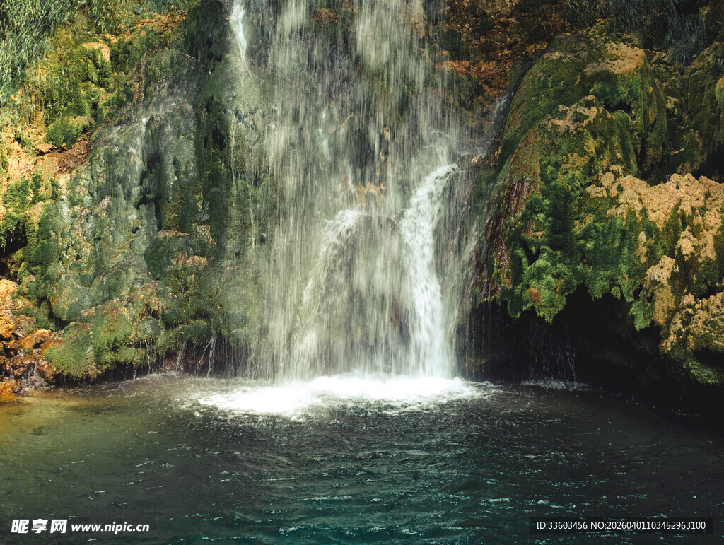 山间瀑布下的清幽水潭