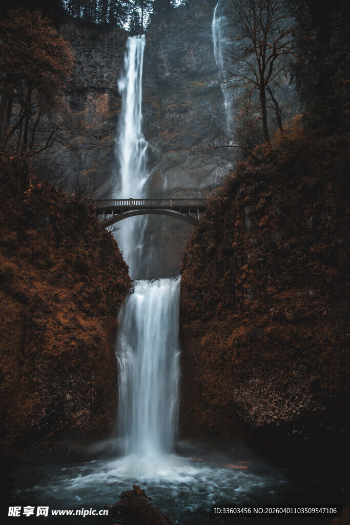 神秘瀑布下的悬空桥梁