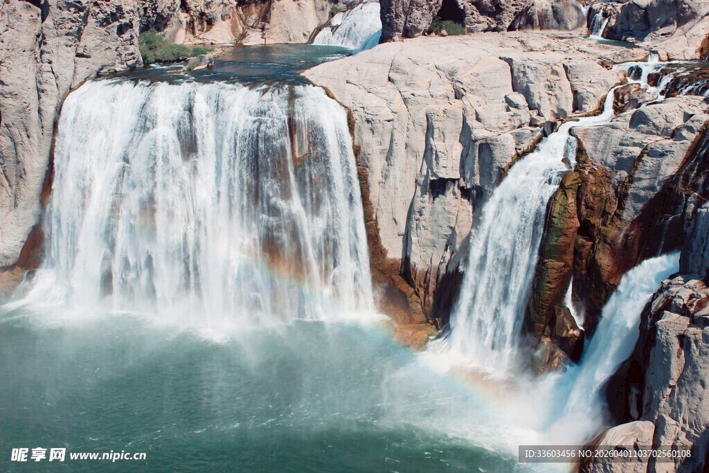瀑布下的美丽彩虹景观