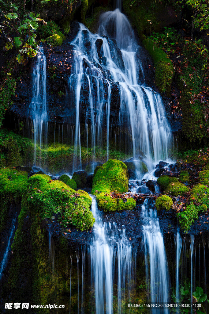 山间苔藓覆盖的美丽小瀑布
