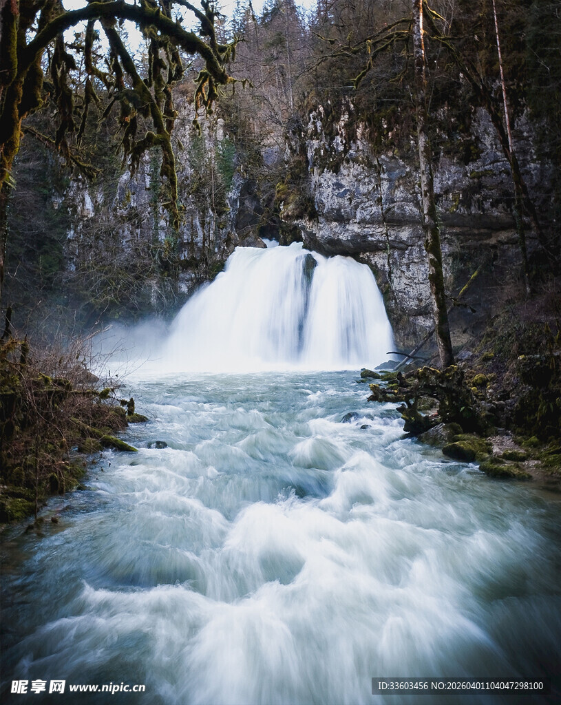 山间流水瀑布景观