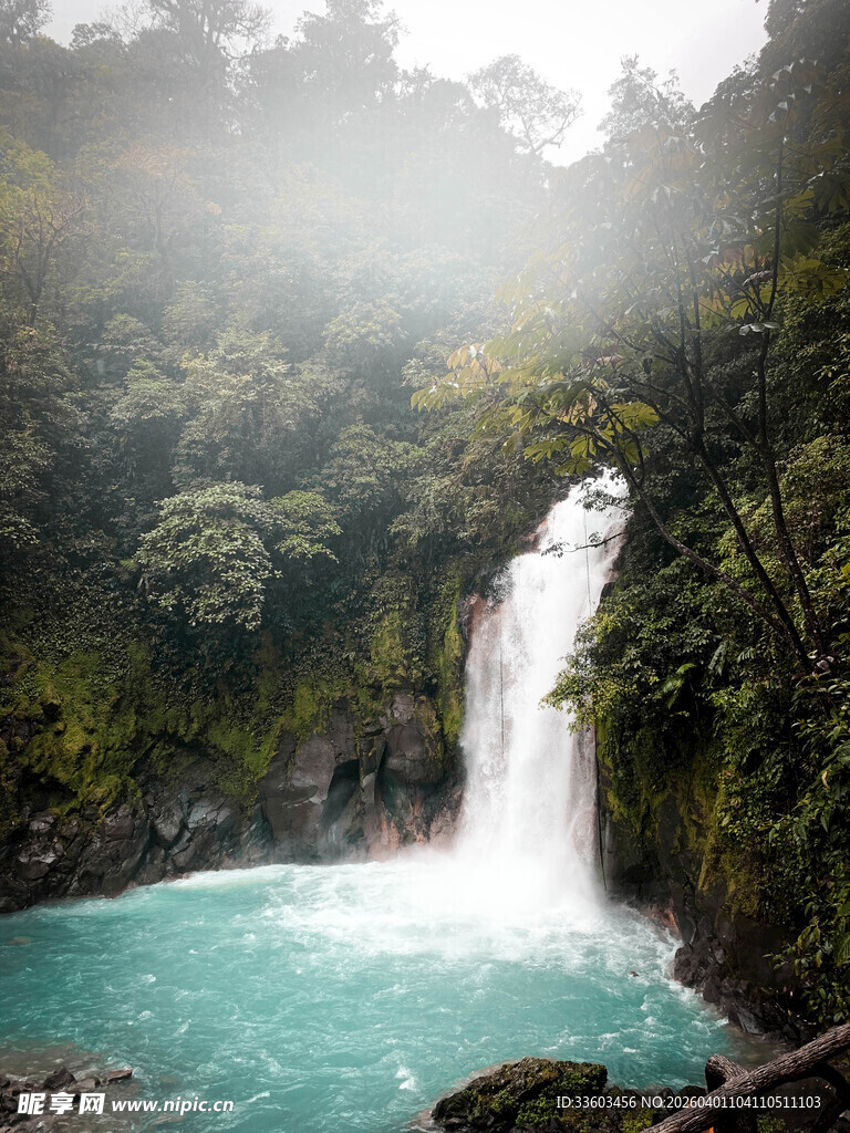 雨林中的梦幻蓝绿色瀑布