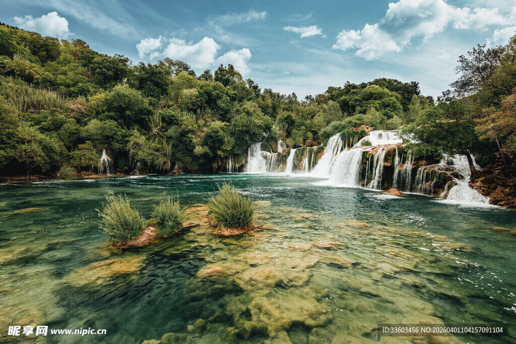 美丽清澈的自然瀑布景观