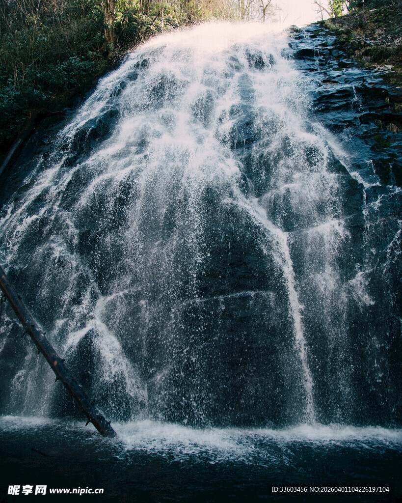 山间瀑布美景