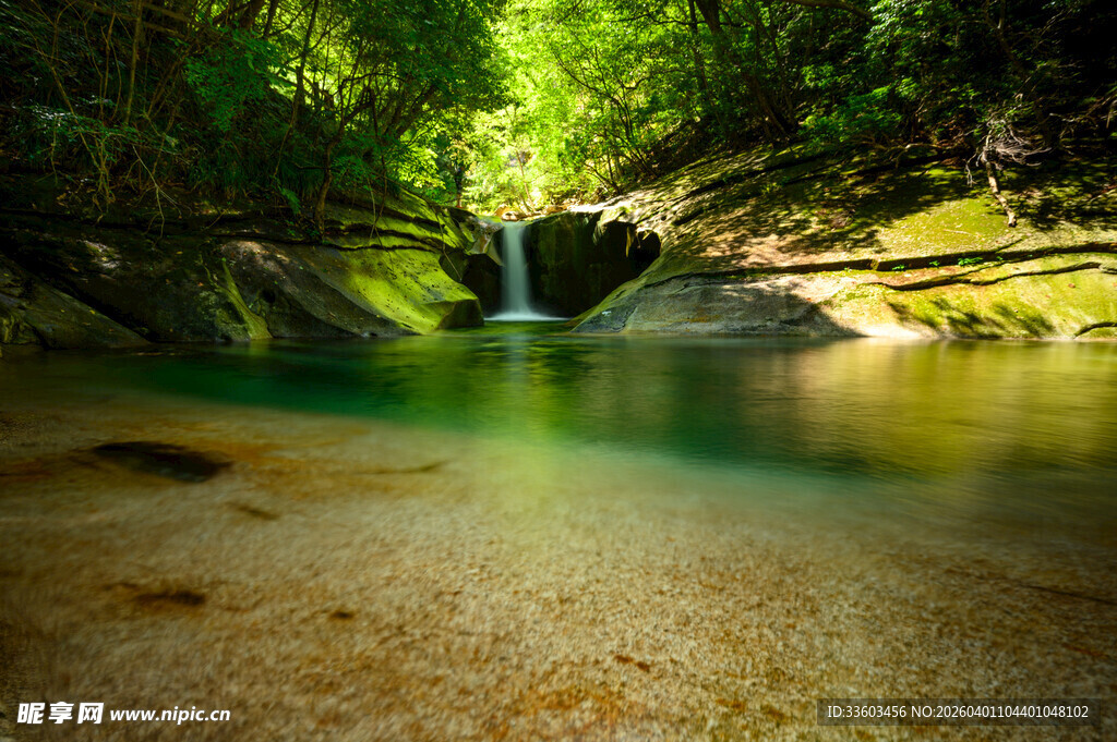 森林中的静谧清澈小瀑布