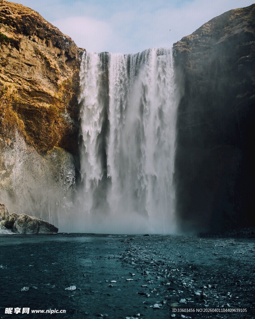 壮观瀑布下的幽蓝水域