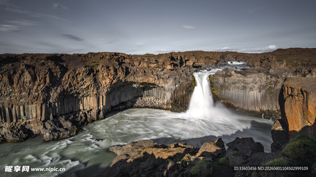 壮丽峡谷中的瀑布景观