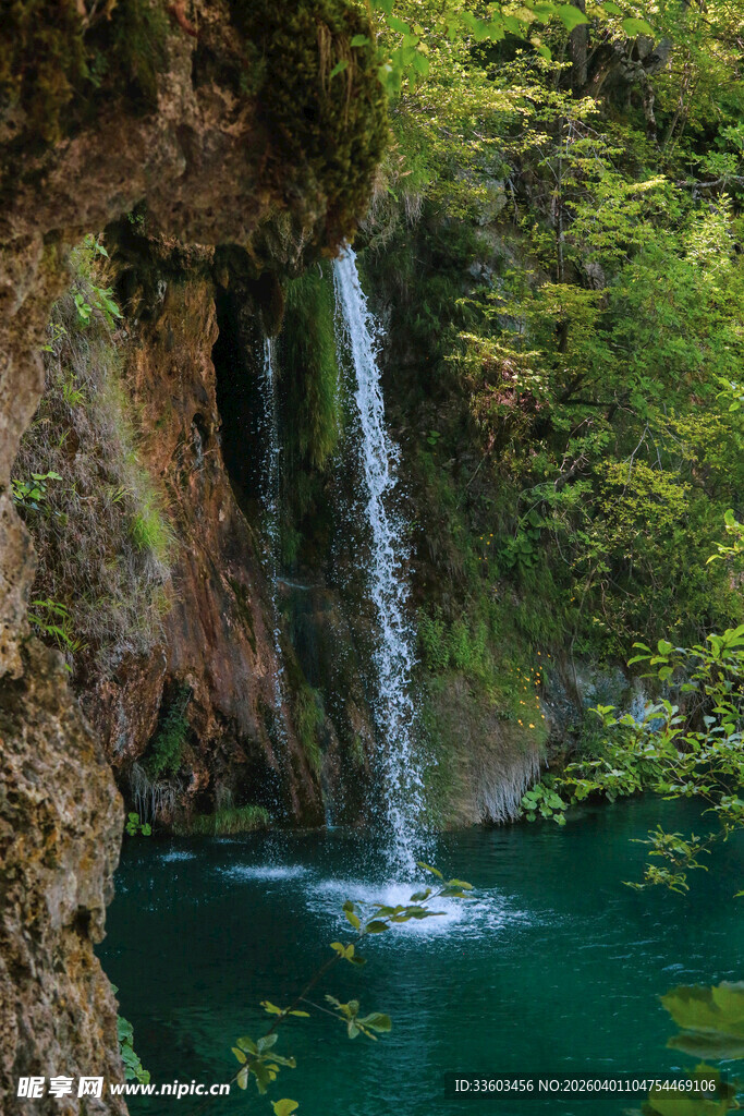 山间飞瀑下的碧绿潭水