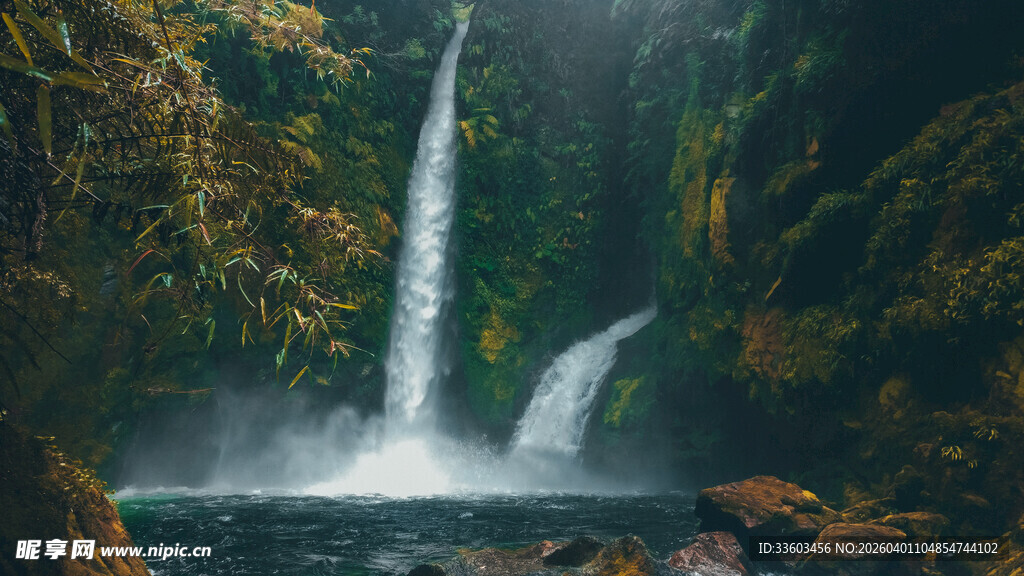 山间瀑布美景