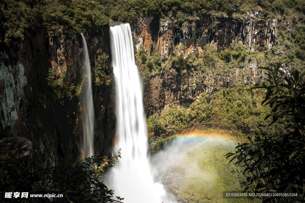 瀑布下的绚丽彩虹景观
