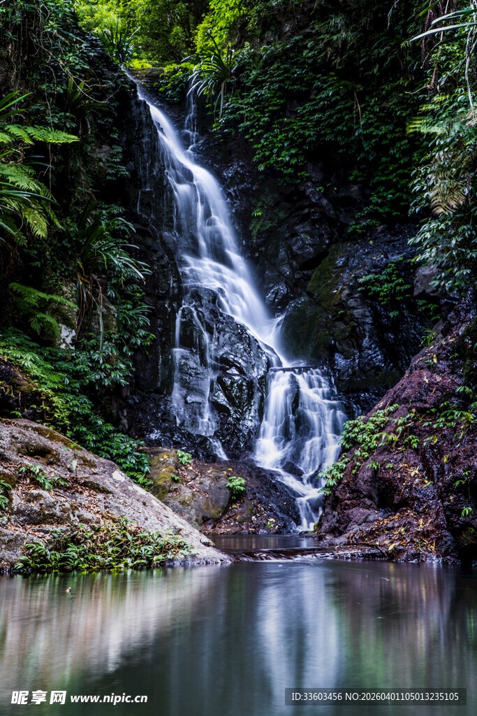 山间瀑布下的静谧水潭