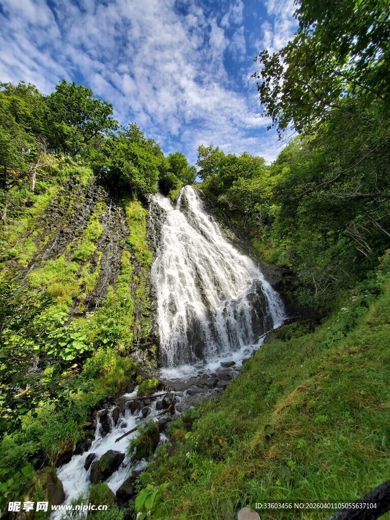 山间瀑布美景