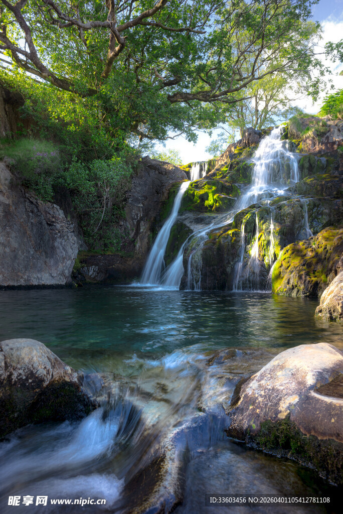 山间潺潺溪流瀑布美景