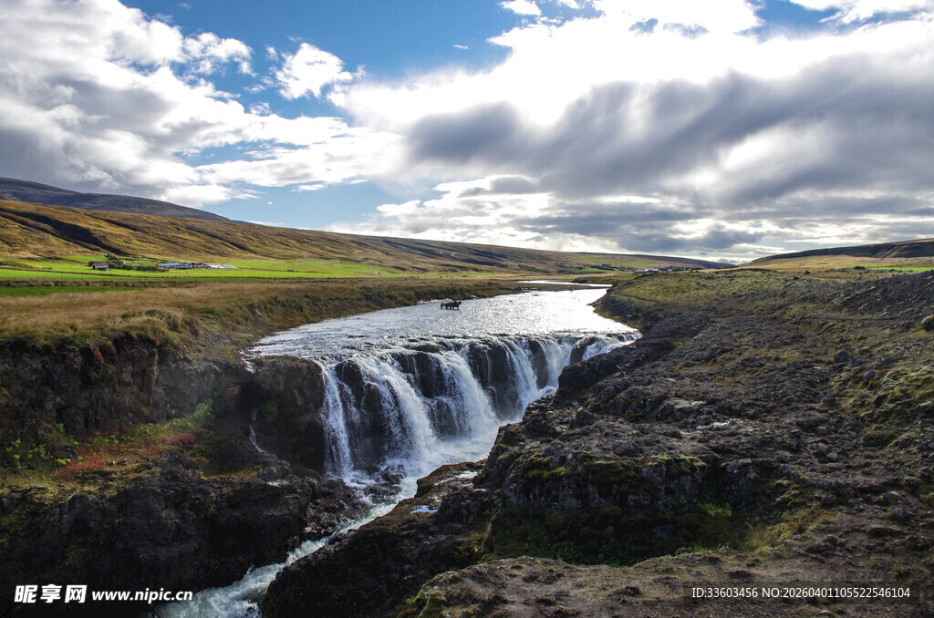 冰岛壮美瀑布自然景观