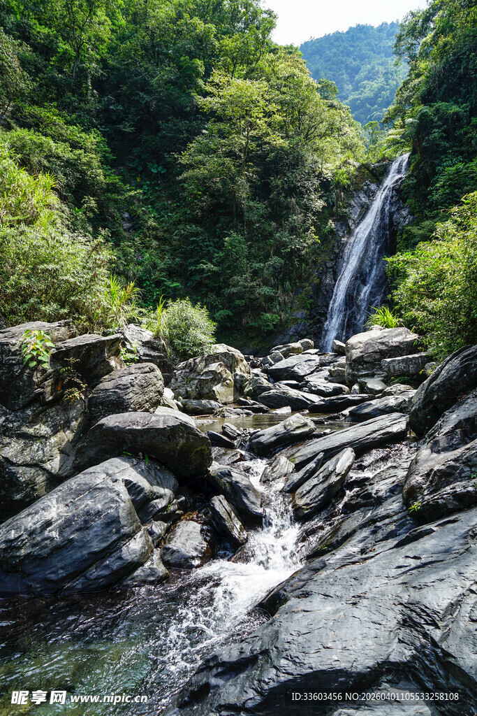 山间瀑布下的嶙峋怪石
