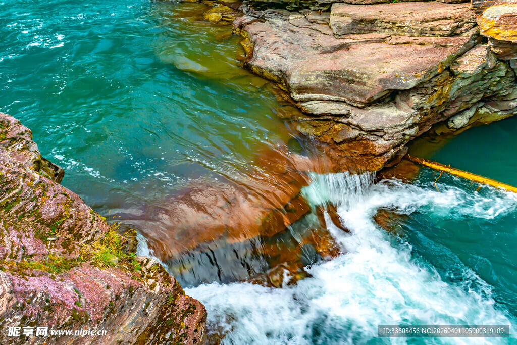 山间潺潺溪流之绝美风光