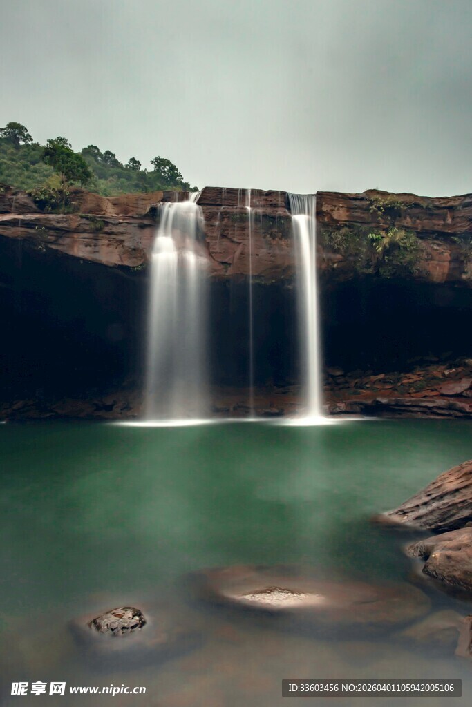 壮丽双瀑布下的碧绿潭水