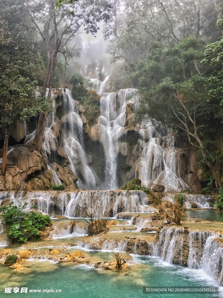 秀丽山林中的壮美瀑布景观