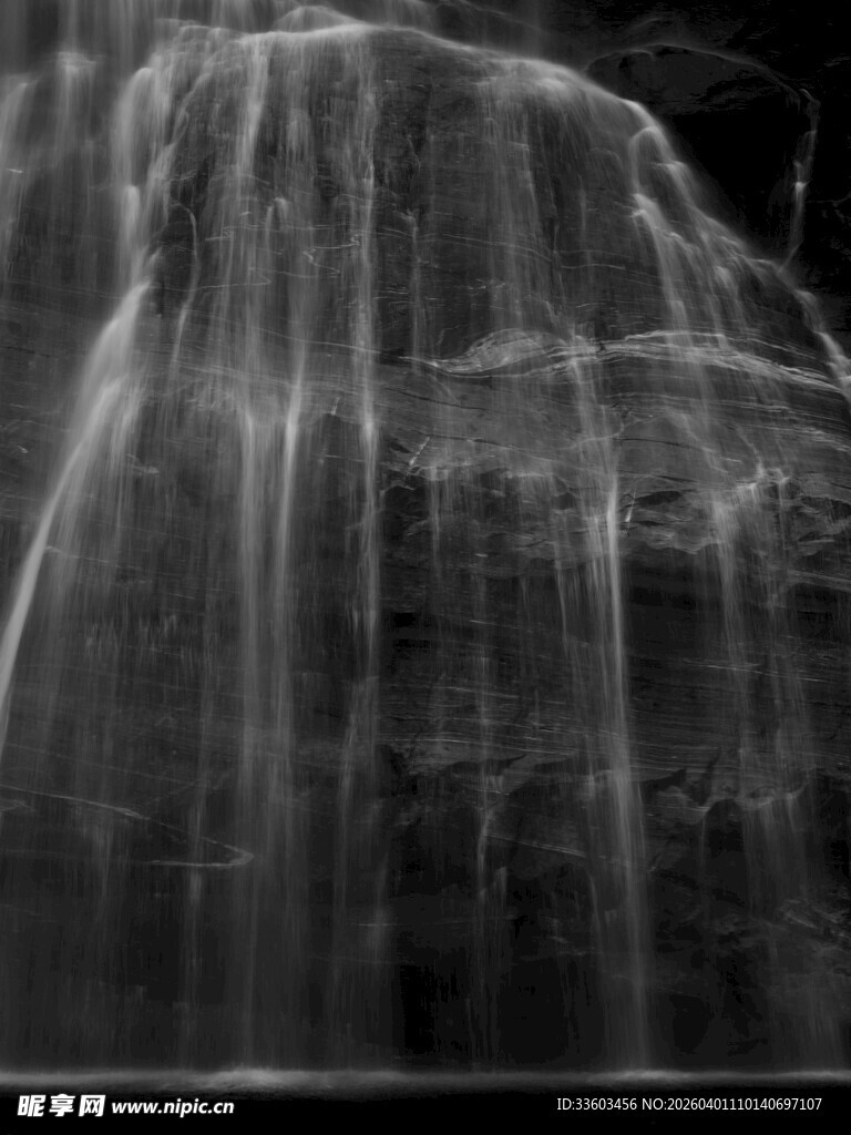 黑白瀑布水流艺术景象