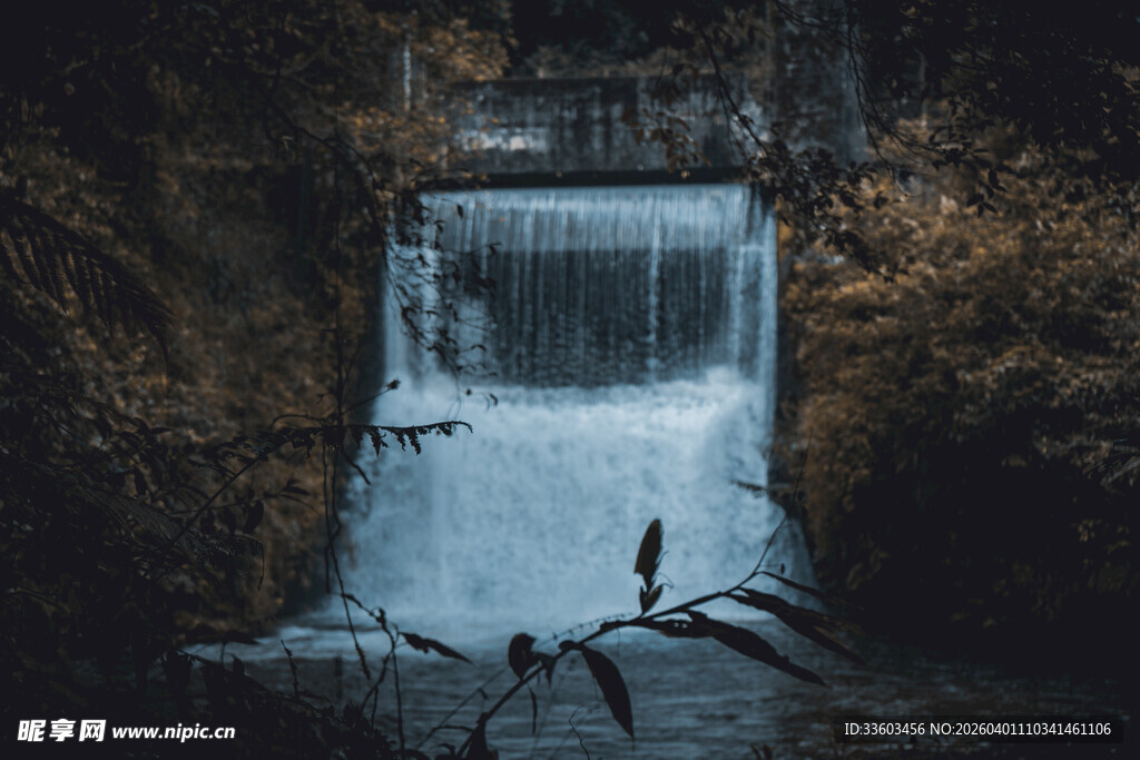 山间小瀑布景观