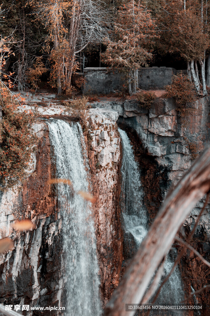山间瀑布秋色美景