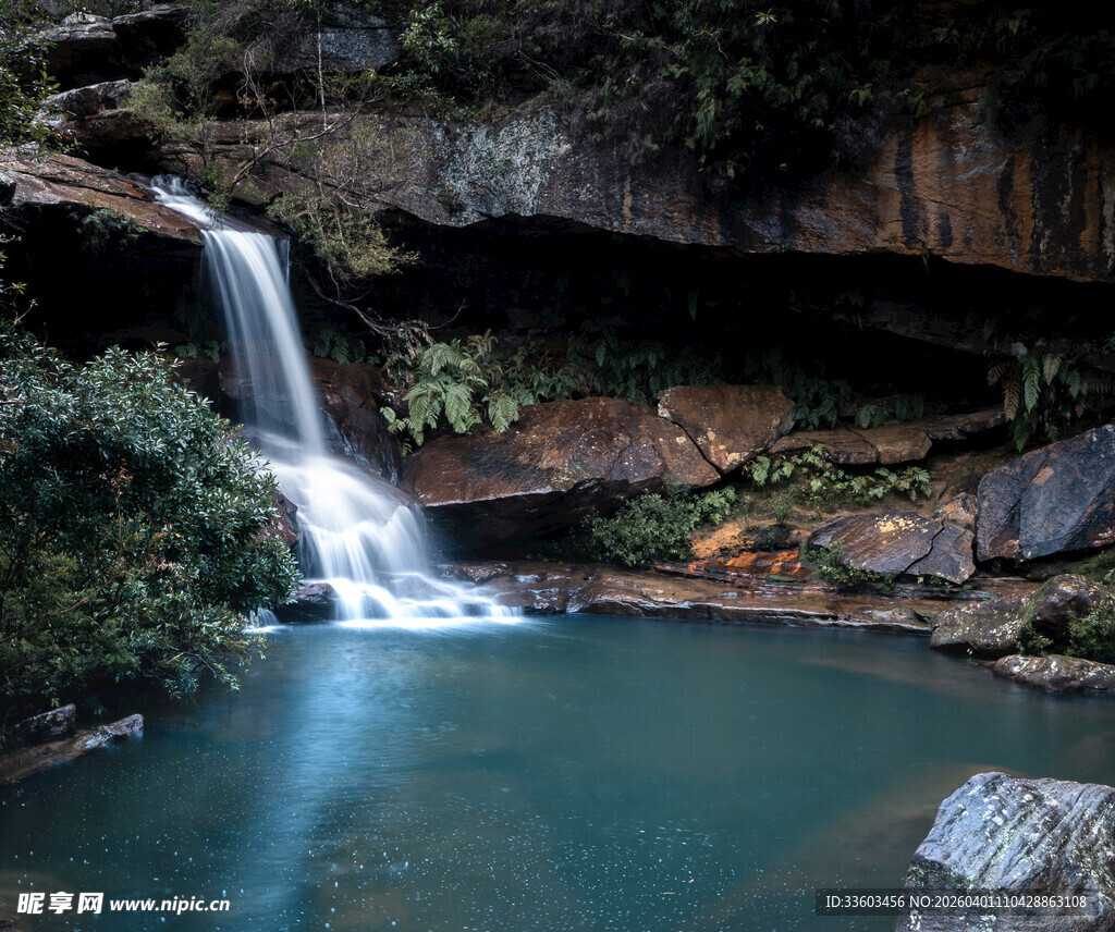 山间瀑布下的幽美碧潭