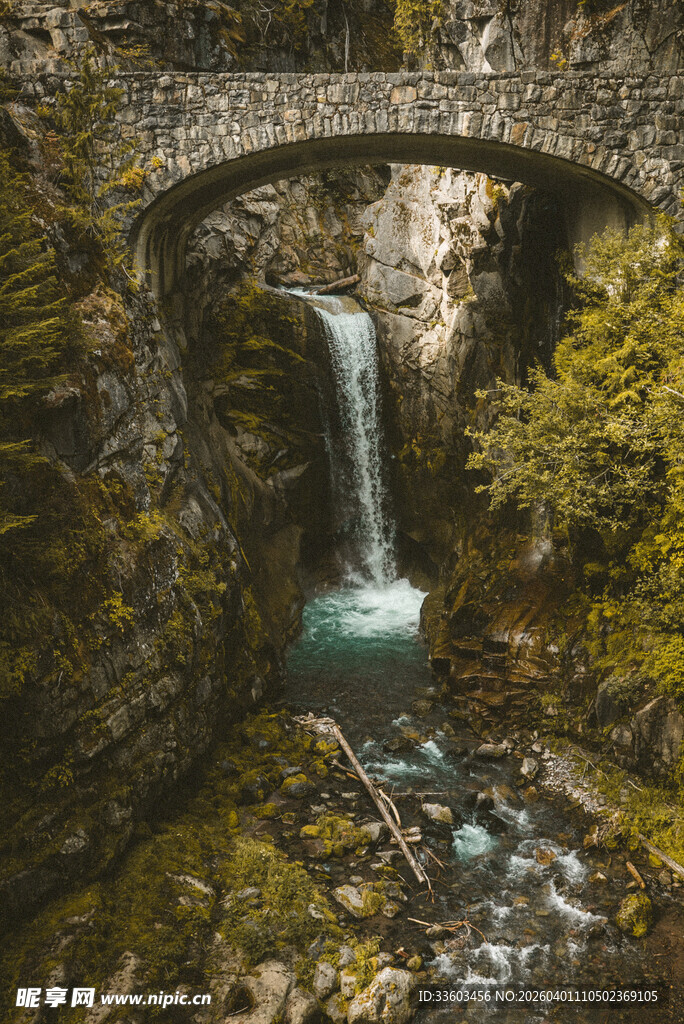 山间石桥下的灵动瀑布