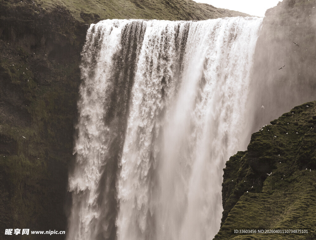 壮观瀑布倾泻而下