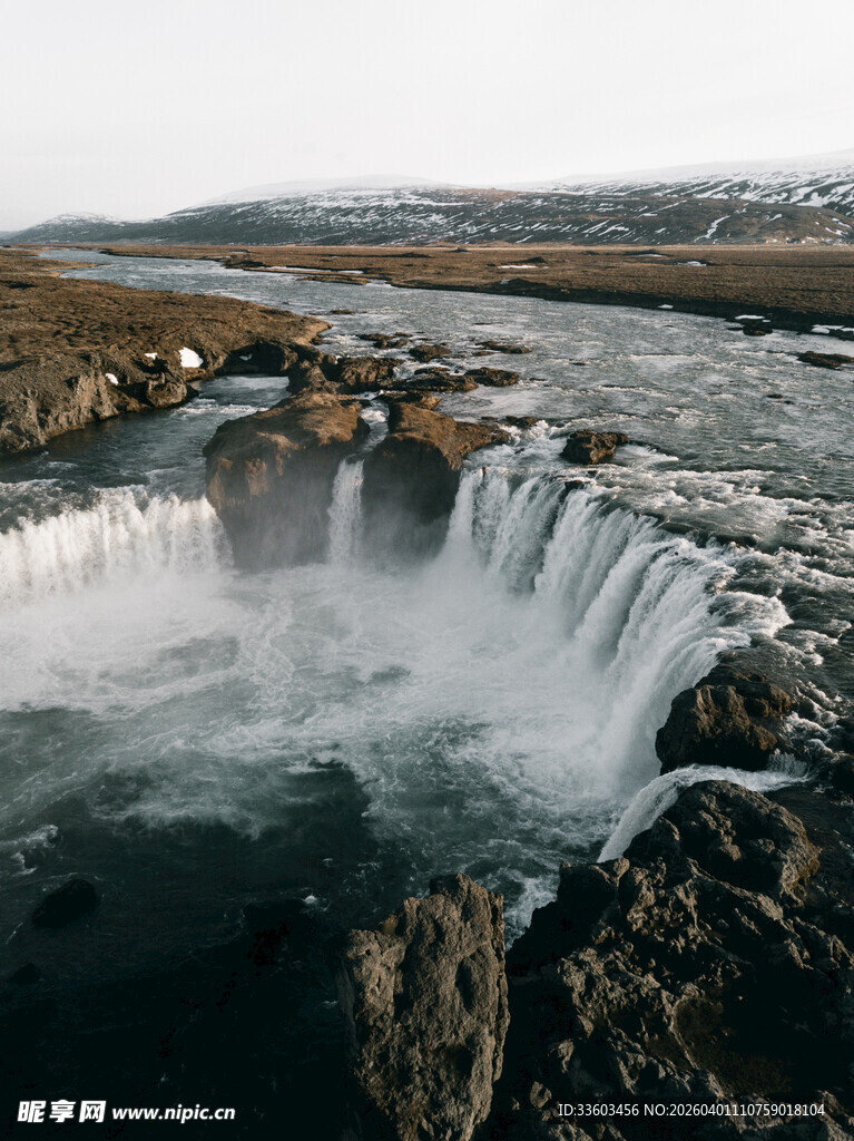 冰岛雄伟壮观的瀑布景观