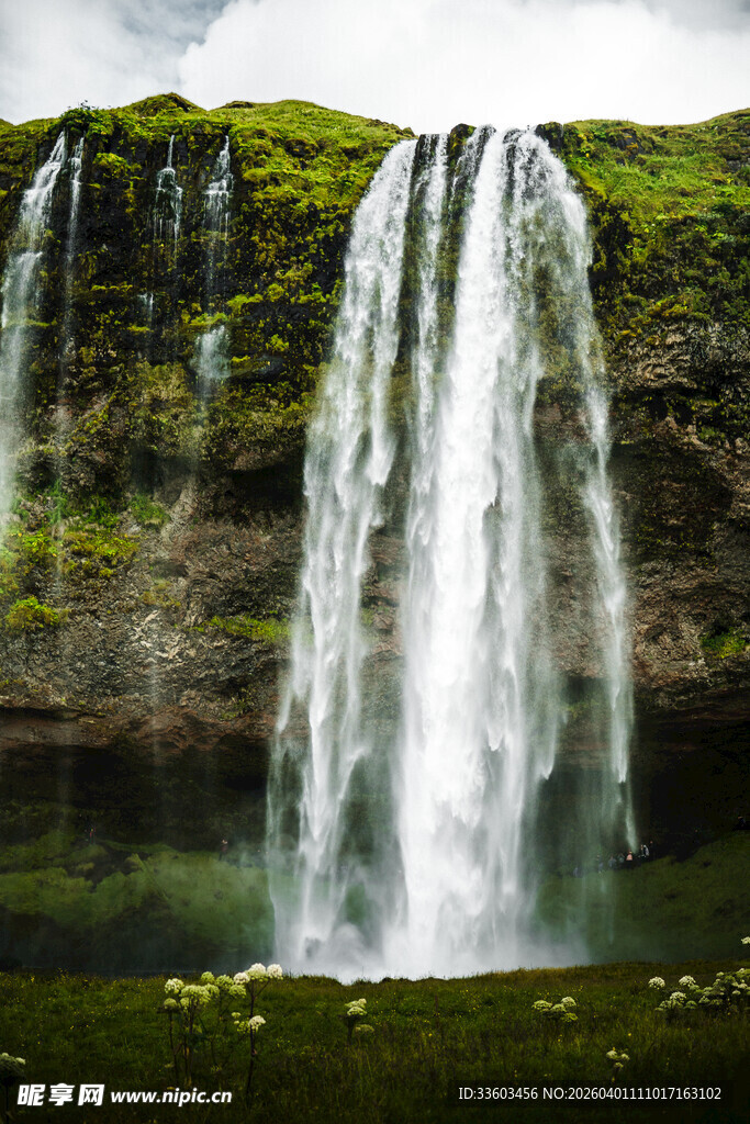 壮观的户外瀑布景观