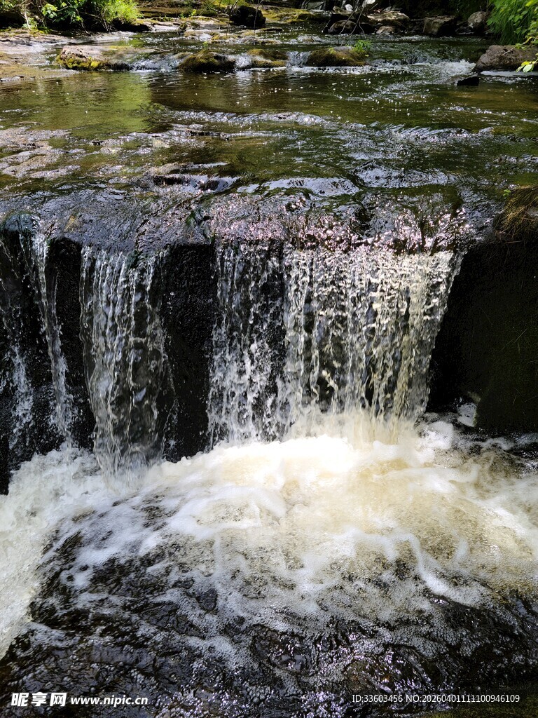 山间小瀑布水流潺潺