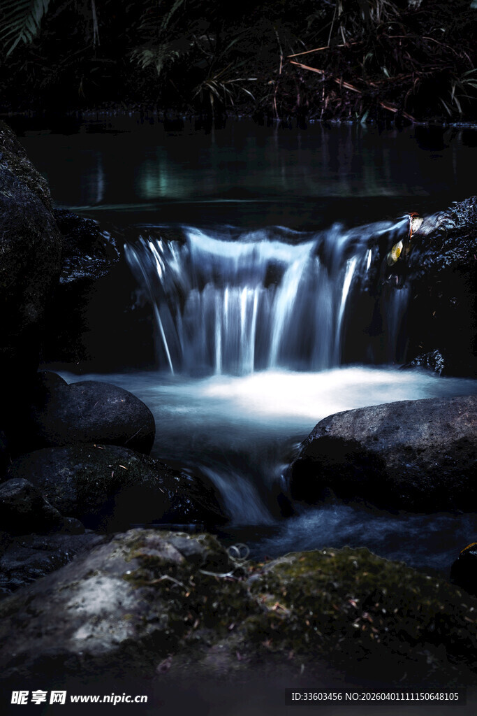 静谧山间小瀑布夜景