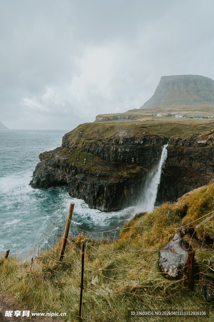 悬崖边的壮美瀑布海景